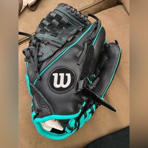 Wilson women’s softball mitt. Excellent condition.
